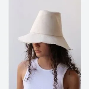 Chloe | Accessories | The Original Magic Hat Chloe Runway 